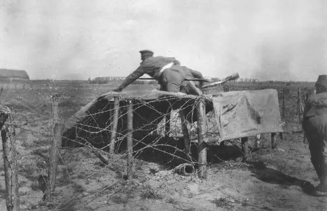 Занятия по преодолению проволочных заграждений в 15й Сибирской дивизии 1917 - фото 37