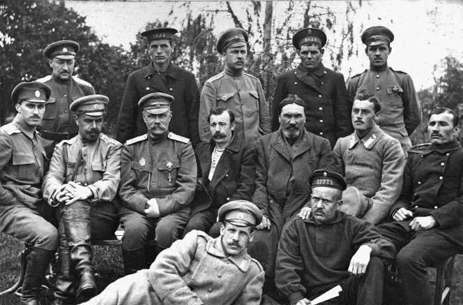 Представители Черноморского флота и члены дивизионного к омитета 15й Сибирской - фото 39