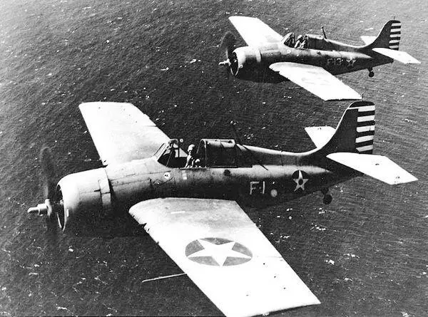 Два F4F3 в полёте над океаном февраль 1942 г Лётчики на все корки честили - фото 19