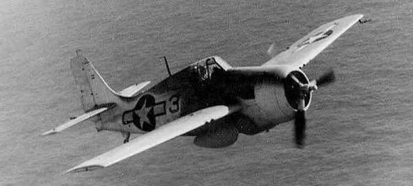 FM2 с подвесными баками в полёте над океаном Первоначально оба XF4F8 - фото 43