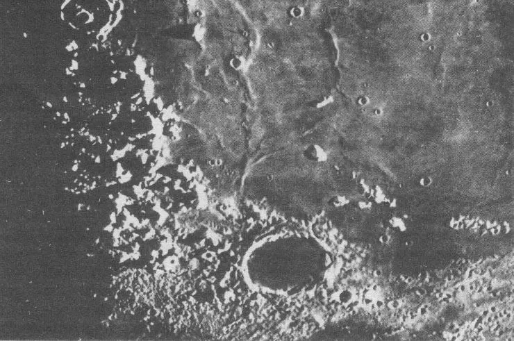 Рис 81 На фотографии заметны часть Моря Дождей Альпы и темное дно кратера - фото 94