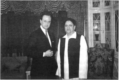 Незадолго до свержения короля Непала Гьянендры в мае 2008 года я брал у нею - фото 6
