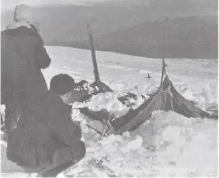 Вид палатки дятловцев Знаменитая если не сказать хрестоматийная фотография - фото 18