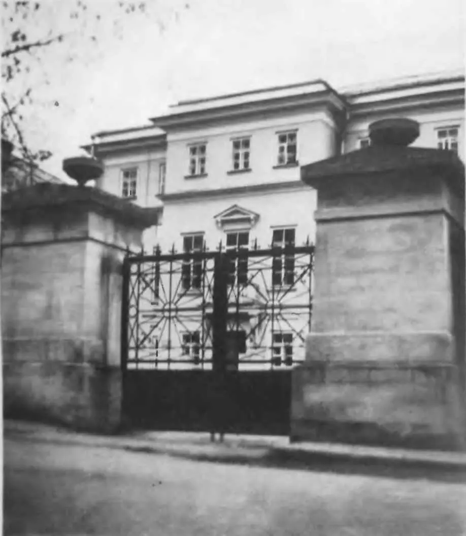 Вид на здание со стороны Армянского переулка Причудливые балкончики придают - фото 4