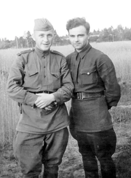 Во время фронтовой командировки 1942 год В газете Московский комсомолец - фото 3