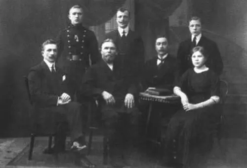 Г И Кудрявцев со старшими детьми Слева направо Илья Петр Григорий - фото 6