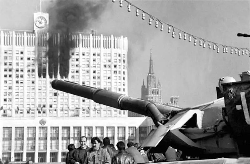 Расстрел Белого дома Трагедия октября 1993го И вот еще при жизни писателя - фото 9