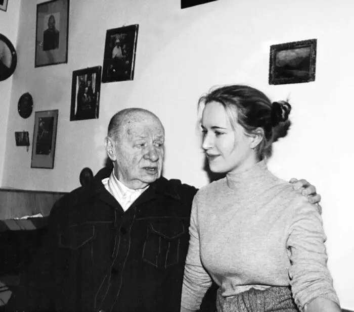 С любимой внучкой Анастасией Он всей душой любил родину Ушел из жизни Виктор - фото 43