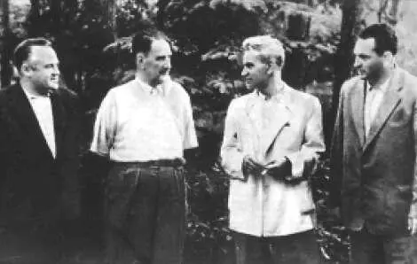 Василий Павлович Мишин который на публикуемом снимке 1958 года справа от С - фото 6