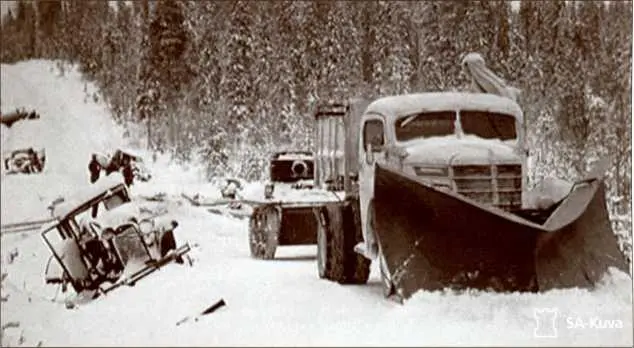 Финский грузовик буксирует захваченный Т37 Вследствие слабой проходимости по - фото 136