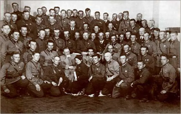 В апреле 1940 года в Таврическом дворце М И Калинин наградил - фото 142