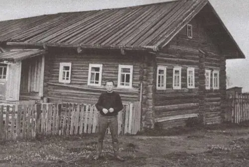 Бродский у дома Таисии Пестеревой в деревне Норенской Так выглядит сегодня - фото 15