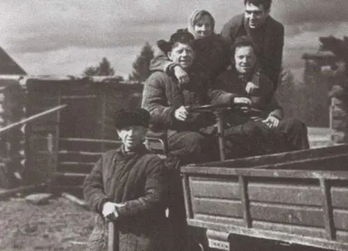 Бродский и Евгений Рейн с крестьянами в Норенской Стихотворение Бродского - фото 17