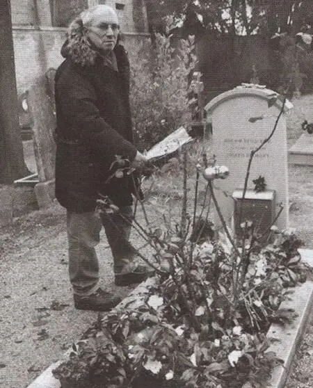 Автор книги на могиле Бродского в Венеции Памятник Бродскому в Москве - фото 30
