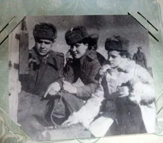 Валентина Клепцова в зенитных войсках первая справа Доктор Зоя Дмитриевна - фото 8
