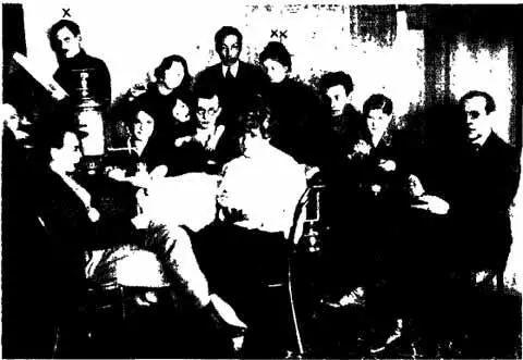 Группа делегатов Коминтерна в Москве в 1920 году Крестом отмечен А А Алехин - фото 43