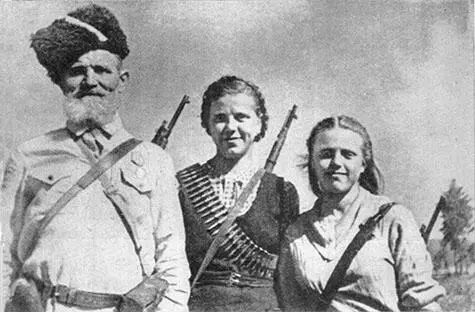 Партизанская семья Рыдлевских Никифор Терентьевич с дочерьми Ольгой и - фото 12