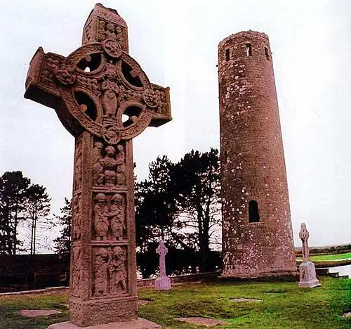 Ирландия Катарский крест с предположительно библейскими сценами Рядом башня - фото 776