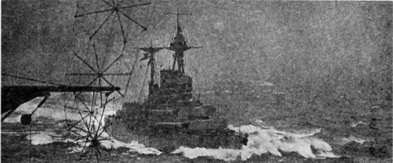 На фото сверху вниз линейные корабли Куин Элизабет 1916 г и Уорспайт - фото 35