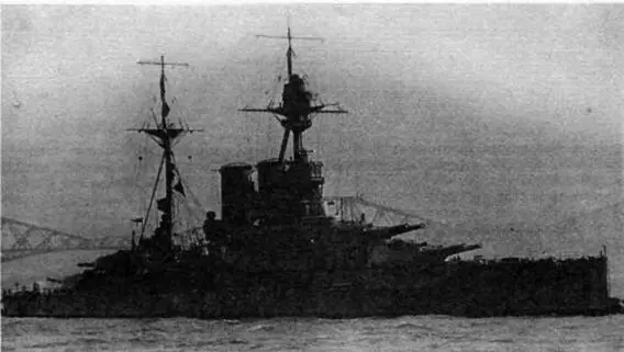 На фото сверху вниз линейные корабли Куин Элизабет в 1917 г и 1918 г и - фото 38