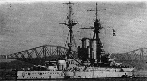 На фото сверху вниз линейные корабли Куин Элизабет в 1917 г и 1918 г и - фото 39