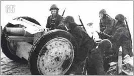 65 Расчет 762мм полковой пушки образца 1927 года состоящий из пяти братьев - фото 75