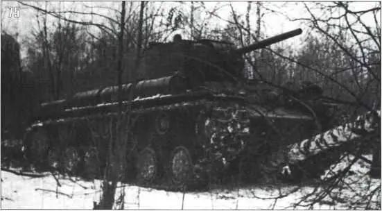 75 76 Тяжелые танки КВ атакуют противника один из танков подбит германскими - фото 84