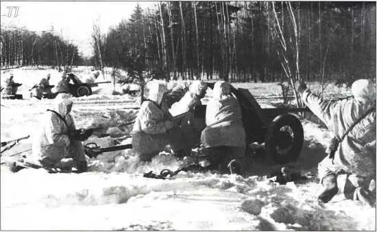 77 Батарея 45мм противотанковых пушек образца 1932 года выдвигается для - фото 86