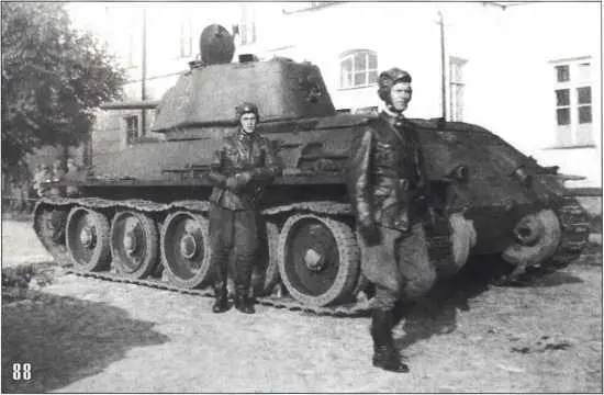 87 88 Финские солдаты осматривают подбитый танк модели Т3476 выпуска завода - фото 97