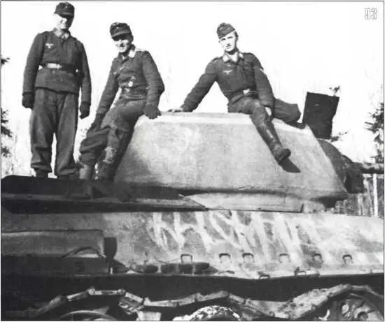 92 93 Германские солдаты позируют у подбитого Т3476 УВЗ выпущенного в - фото 102