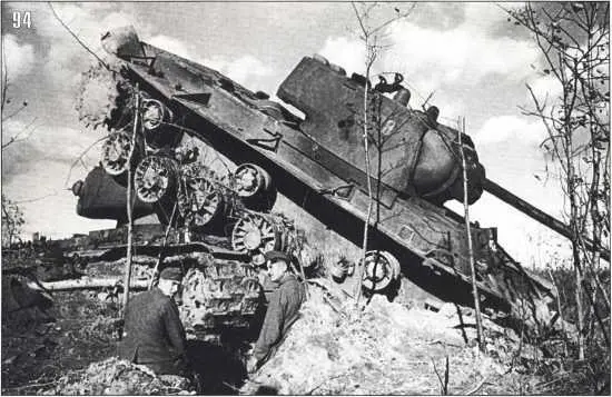 94 Немецкие солдаты прячутся под прикрытием советских тяжелых танков КВ - фото 103