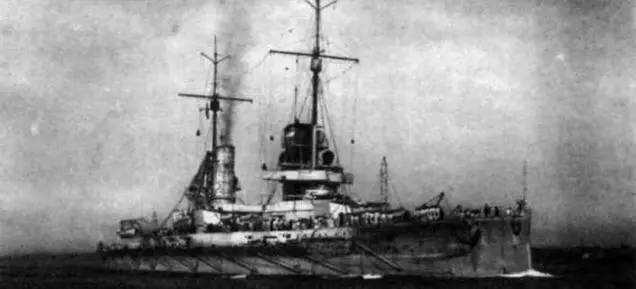 Линейные корабли Кайзер вверху и Фридрих дер Гроссе 1911 г В сентябре - фото 21