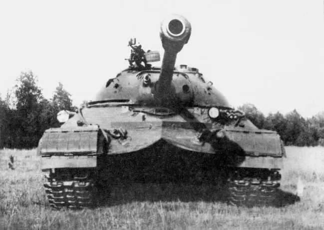 10 Тяжелый танк Т10 на полигоне 1954 год Хорошо видна защитная планка на - фото 13