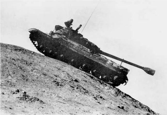 15 Тяжелый танк Т10 вo время испытаний преодолевает горку 1955 год ИЖ - фото 18