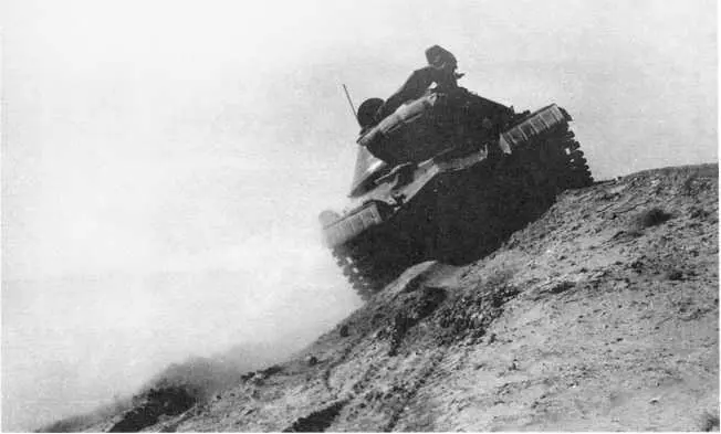 16 Тяжелый танк Т10 проходит косогор в ходе испытаний 1955 год ИЖ 17 - фото 19