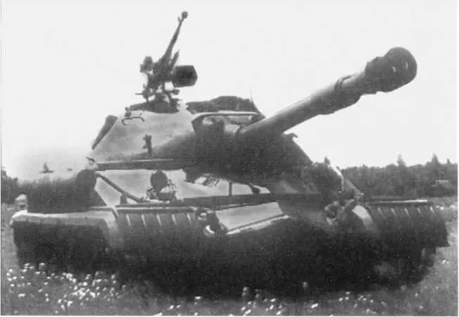 38 Тяжелый танк Т10Б во время демонстрации ходовых качеств на полигоне кадр - фото 41