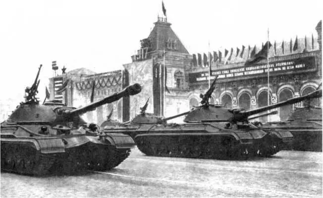 94 Танки Т10Б на Красной площади Москва 7 ноября 1957 года Вероятно это - фото 97