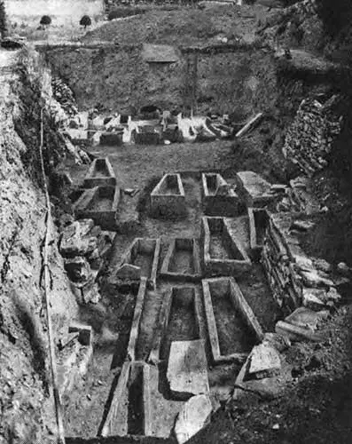 Рис 165 Саркофаги эпохи Меровингов обнаруженные в 1947 году при раскопках в - фото 104