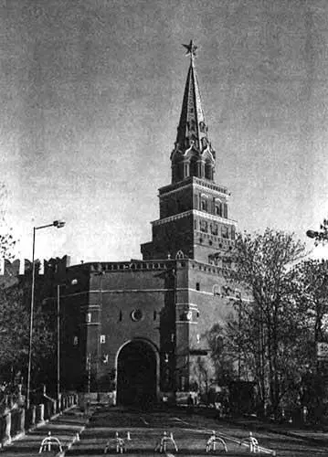 Рис 219а Боровицкая башня Московского Кремля названная в Библии Дольными - фото 151