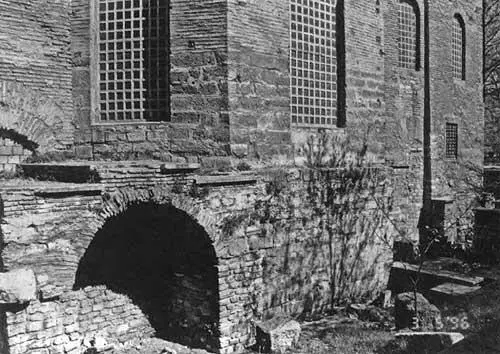 Рис 417 Стена храма Святой Ирины в Стамбуле Храм врос в землю и обкопан на - фото 257