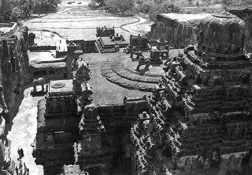 Рис 684 Огромный индийский храм Каиласа Kailasha в Эллоре Ellore - фото 436
