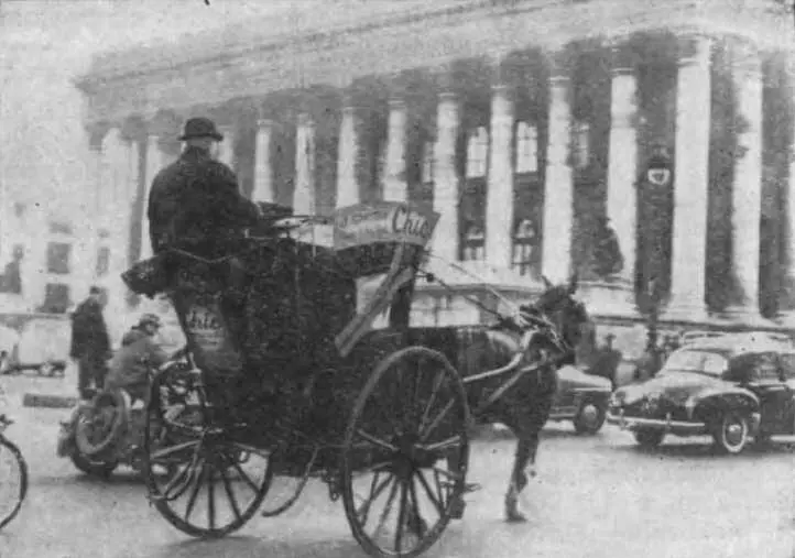 Это не XIX век Снимок сделан в декабре 1956 года в Париже на площади у Биржи - фото 19