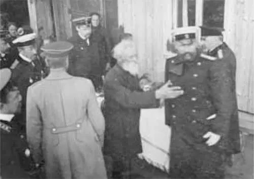 П А Столыпин выслушивает объяснения подробностей хуторского хозяйства близ - фото 34