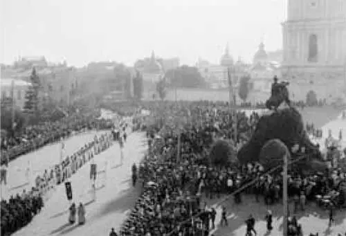 Траурная процессия в КиевоПечерскую Лавру 7 сентября 1911 г Я увидел - фото 44