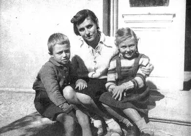 Люся с детьми Ирой и Саней Крым Алупка 1948 Из личного архива И Басовой - фото 30