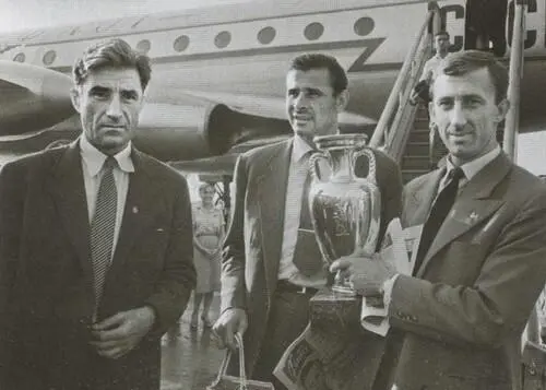 Андрей Старостин Лев Яшин и Игорь Нетто с Кубком Европы 1960 г Григорий - фото 8