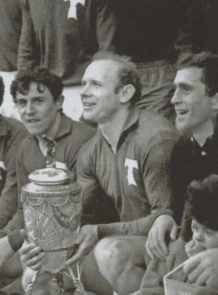 Эдуард Стрельцов с Кубком СССР 1968 г Эдуард Стрельцов слева и Валерий - фото 49