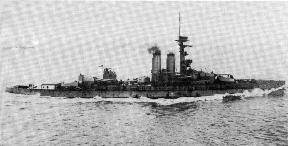 Линейный корабль Эрин в 1915 г Эрин в 1919 г вверху в - фото 100
