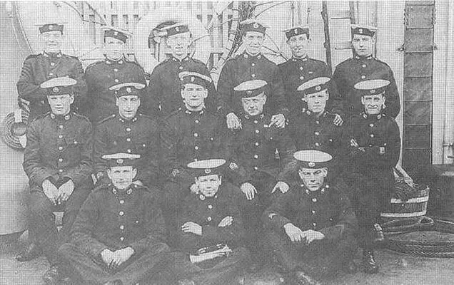 Моряки Эрина В 1917 году на верхнюю площадку кормовой палубной надстройки - фото 46