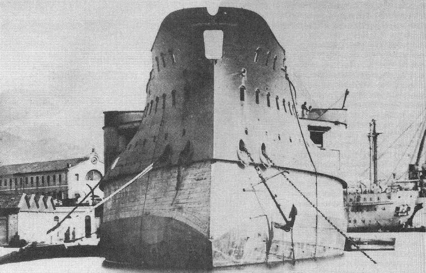 Корпус броненосца Фудройан будущий Курбэ после спуска на воду 27 апреля - фото 35